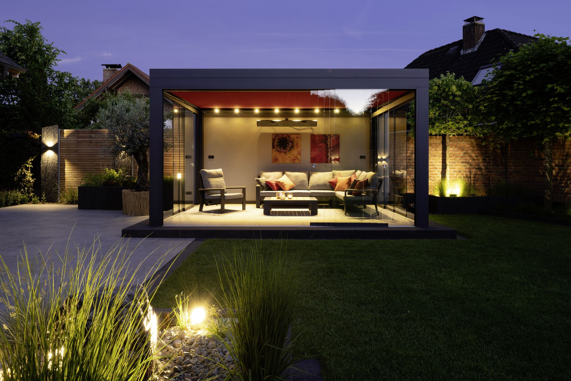Sommergarten Serie T mit Glasschiebetür, Kubus-Flachdach, Zip-Store, Spotlights und Infrarotheizung